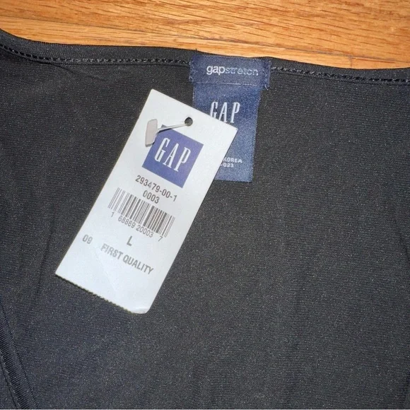 GAP Black Short Sleeve V-Neck Spandex Polyester and Rayon blend top - Picture 2 of 5